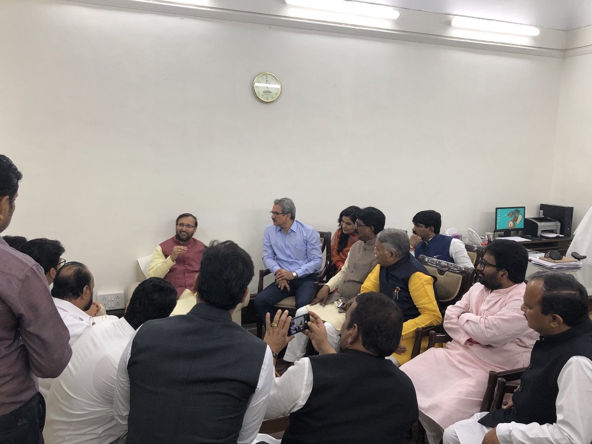 KRGAIKWAD's tweet photo. शिवसेना नेते,युवासेनाप्रमुख श्री आदित्यजी ठाकरे यांच्यासह #शिवसेना खासदारांच्या शिष्टमंडळाने केंद्रीय मानव संसाधन विकास मंत्री श्री.प्रकाश जावडेकर जी, यांची भेट घेऊन विविध प्रश्नांवरती चर्चा केली. @AUThackeray #shivsena #yuvasena #parliament #maharashtra #mumbai #loksabha https://t.co/wlX3KfF5X1