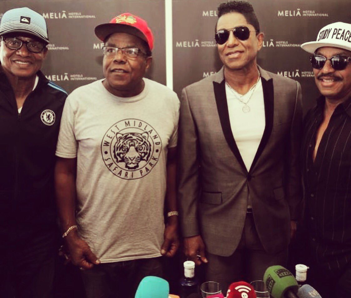JackieJackson5's tweet photo. Mention a friend that you wish to take to our @portadriano1 show tonight!🙌 We’re ready to ROCK España!🇪🇸❤️ https://t.co/Lk71933080