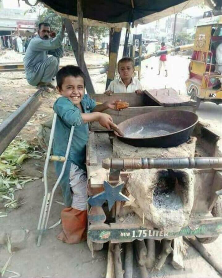 AmberJehangir's tweet photo. Have you ever seen something more beautiful than this? Salute to this soul ❤️ 

#PakistanZindabad 🇵🇰💚🇵🇰
#سوچ_کا_سفر https://t.co/iOeqqdQOLX