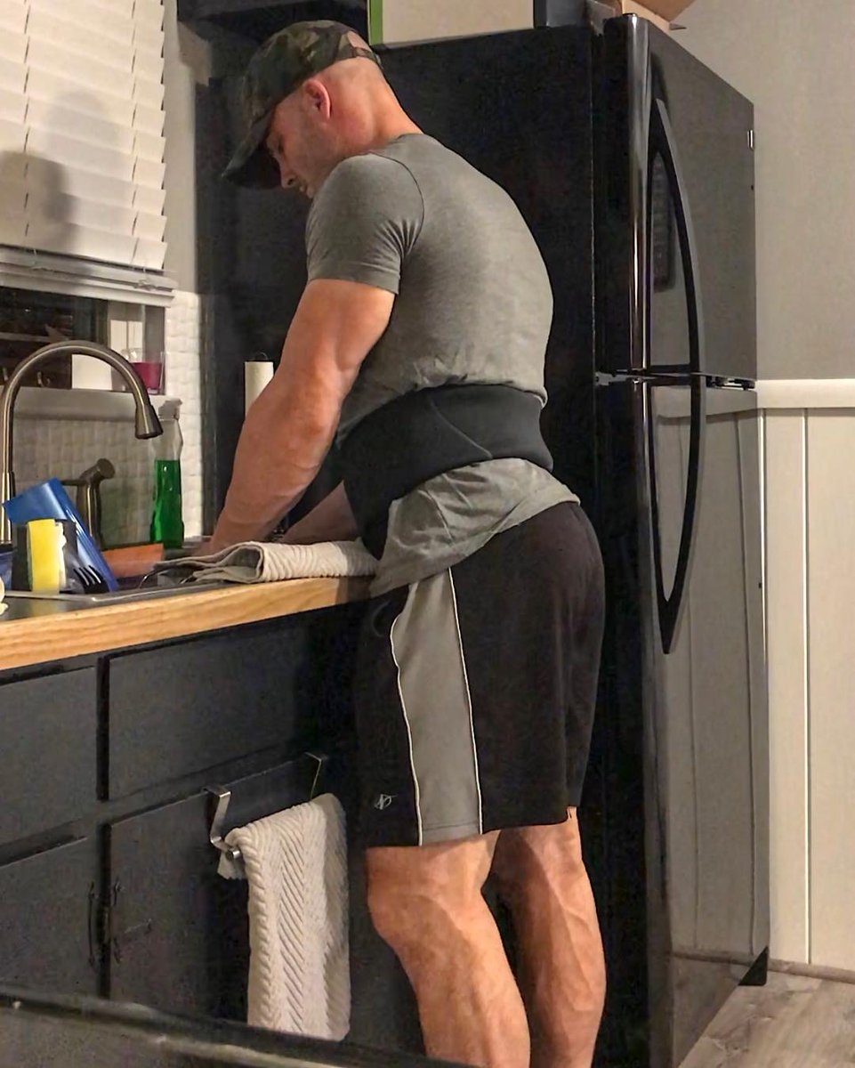 Introducing the new @tommiecopper core wrap! 
What this is, is a custom designed recovery brace. It has a gel pack that can be either heated or cooled and it’s specifically made for shoulders and back (my problem areas)! This thing is amazing because after training " - Matt Hower