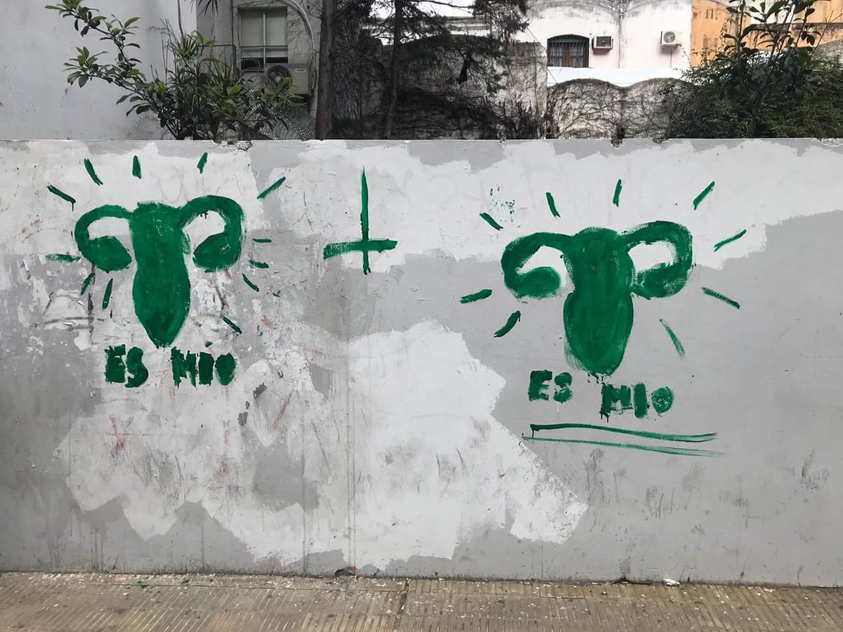 DelfinaON's tweet photo. Podemos discutir una y mil veces el tema y podemos no estar de acuerdo, pero nada te habilita a que llenes de pintadas un MONUMENTO HISTÓRICO NACIONAL (Convento de Santo Domingo). Acaso es tan difícil respetar las creencias y opiniones del otro?!?! https://t.co/ecTlweYLkN