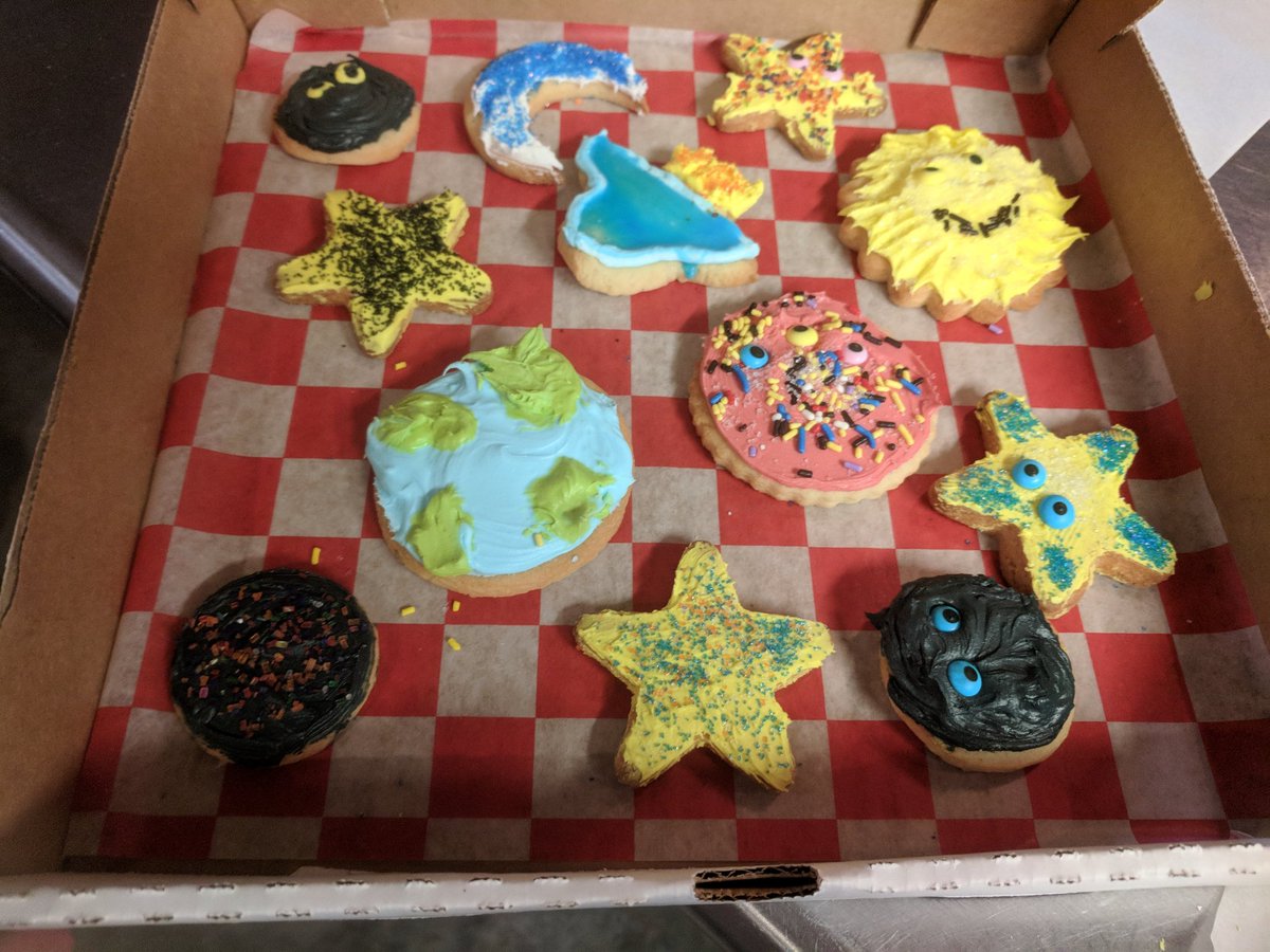 aprilschoenberg's tweet photo. I think they are going to like the Books π and Cookies! πͺ @SalvationArmyUS Olathe. Thanks @kcculinary for an amazing meal for Northview Teachers and a wonderful baking experience! #kcculinary #NVRoadrunners #dogood https://t.co/H3E5UFVV1h