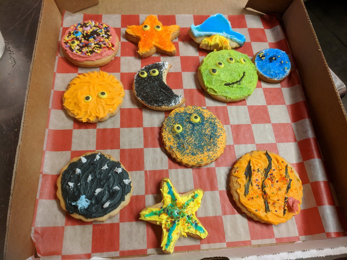 aprilschoenberg's tweet photo. I think they are going to like the Books π and Cookies! πͺ @SalvationArmyUS Olathe. Thanks @kcculinary for an amazing meal for Northview Teachers and a wonderful baking experience! #kcculinary #NVRoadrunners #dogood https://t.co/H3E5UFVV1h