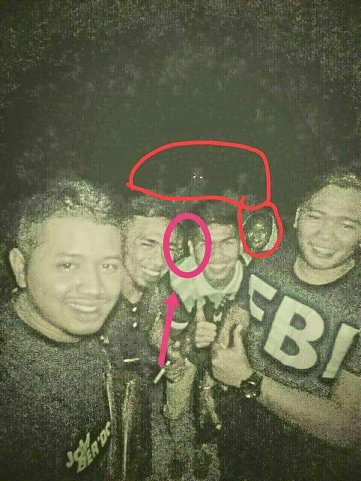 PencariEntiti's tweet photo. Kiriman fans,
“Nak bagitau dalam gambar ni sebenarnya kami pergi mandi berempat je. Yang belakang tu bukan kawan..”

Bawak satu kampung kau bergambar ye cetan. https://t.co/pM3hLL315w