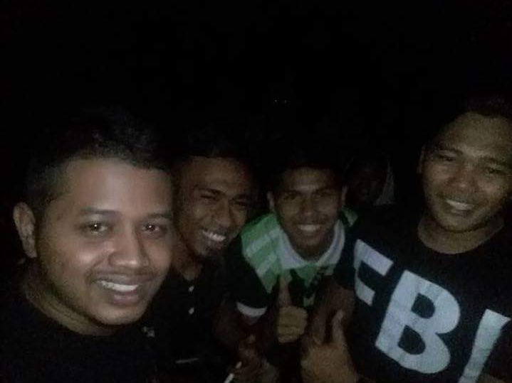 PencariEntiti's tweet photo. Kiriman fans,
“Nak bagitau dalam gambar ni sebenarnya kami pergi mandi berempat je. Yang belakang tu bukan kawan..”

Bawak satu kampung kau bergambar ye cetan. https://t.co/pM3hLL315w