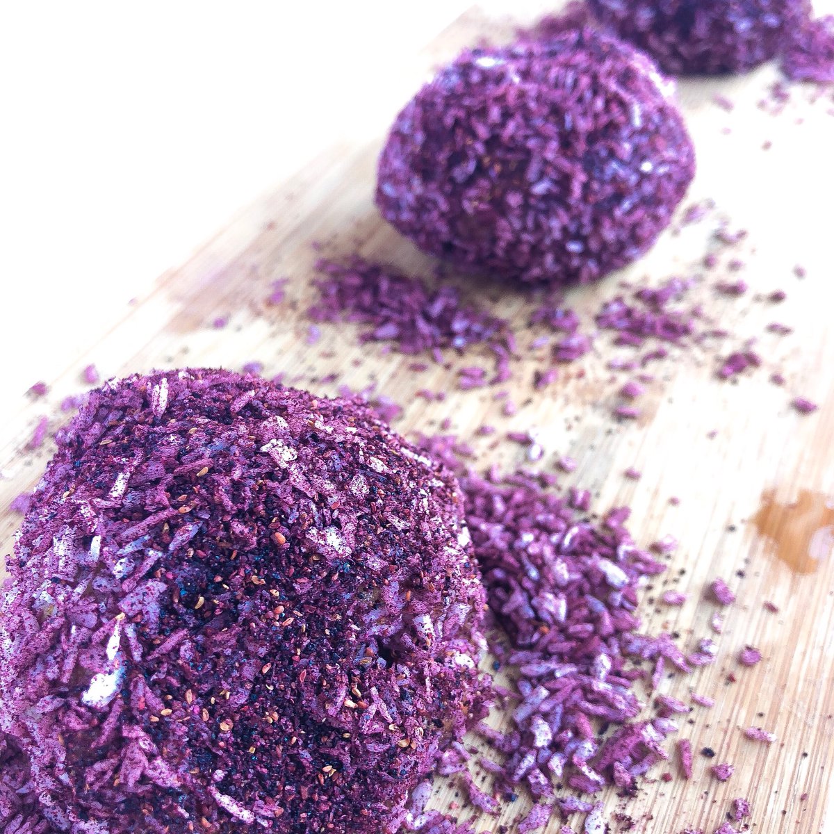 StephenGorvett's tweet photo. Any ideas what coating is on these? 😎
•
These energy balls......well even though I call them energy balls it’s not about the energy necessarily but the awesome nutrients and healing properties so maybe I’ll call them healing balls? 😁
.
#naturesfood #foodfromnature #fruits https://t.co/YnvIKoGZwu