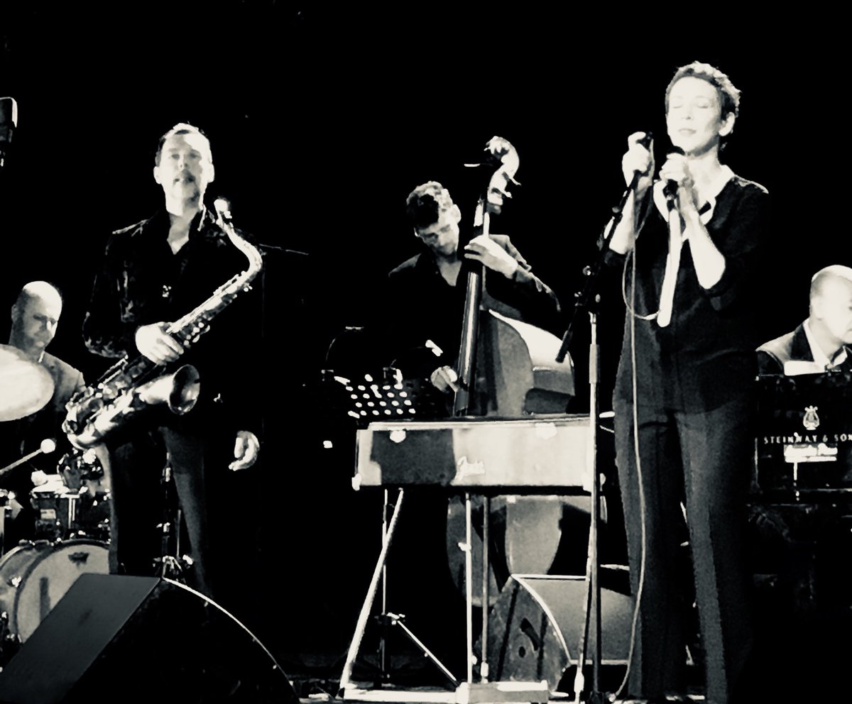 Concert Stacey Kent hier à Thézan-lès-Béziers ... sous les platanes....