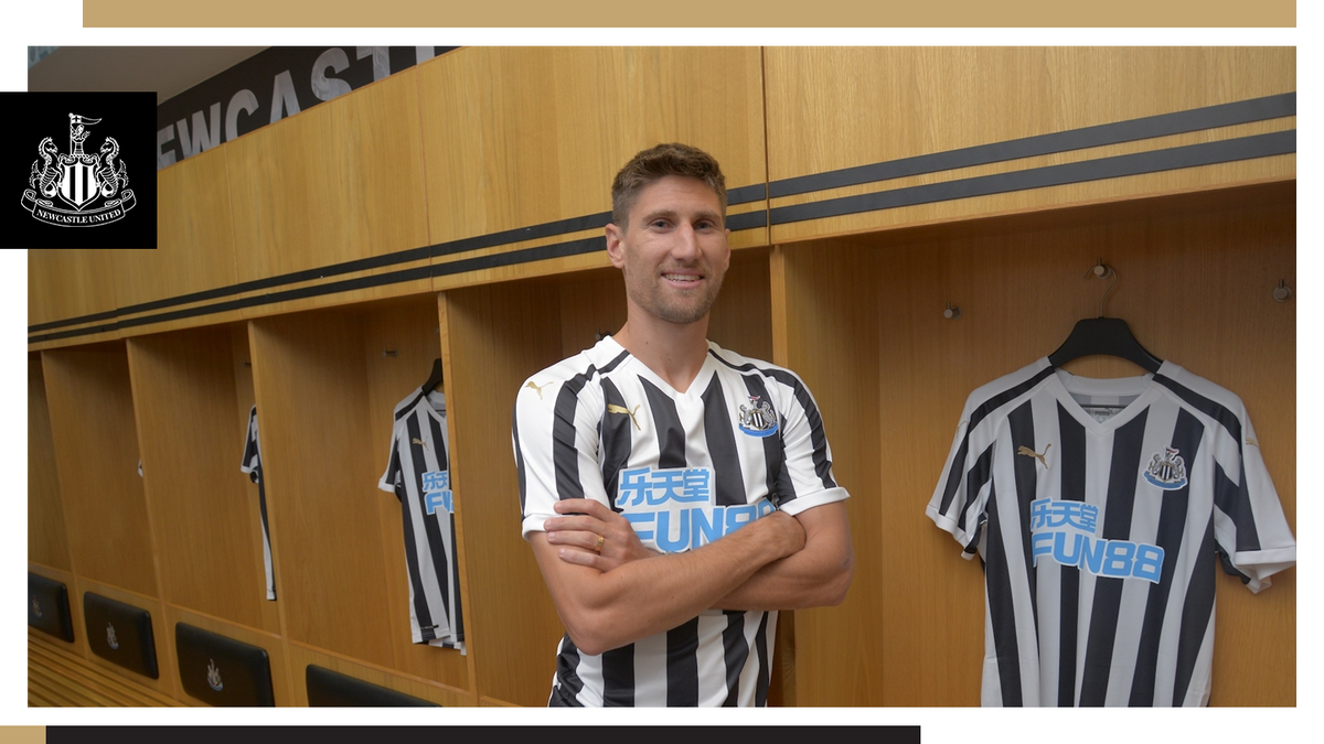 NUFC's tweet photo. 📸 Our new arrival in our new home shirt.

Federico Fernández has become Newcastle United’s seventh signing of the summer. #NUFC https://t.co/tcWDqhPznl