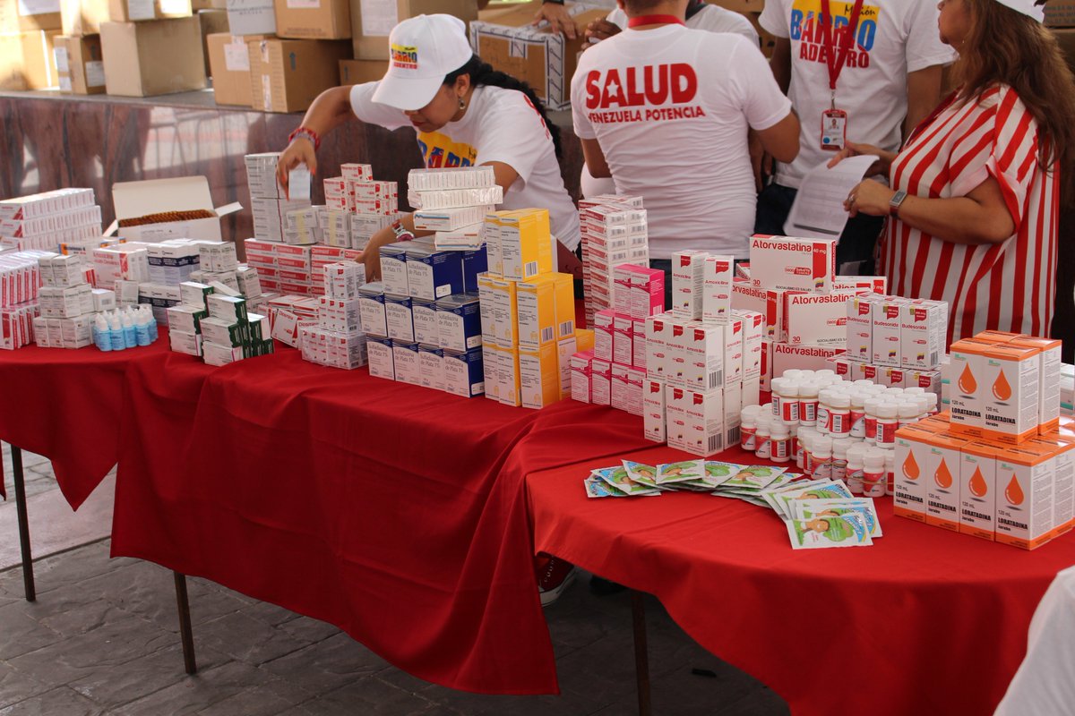 FMisionJGH's tweet photo. #Hoy Jornada médico asistencial en la Plaza Bicentenaria de Miraflores, para los trabajadores del @DPresidencia. Presente la @MisionDrJGH #IndígenasConMaduro https://t.co/EjX0leWzIN