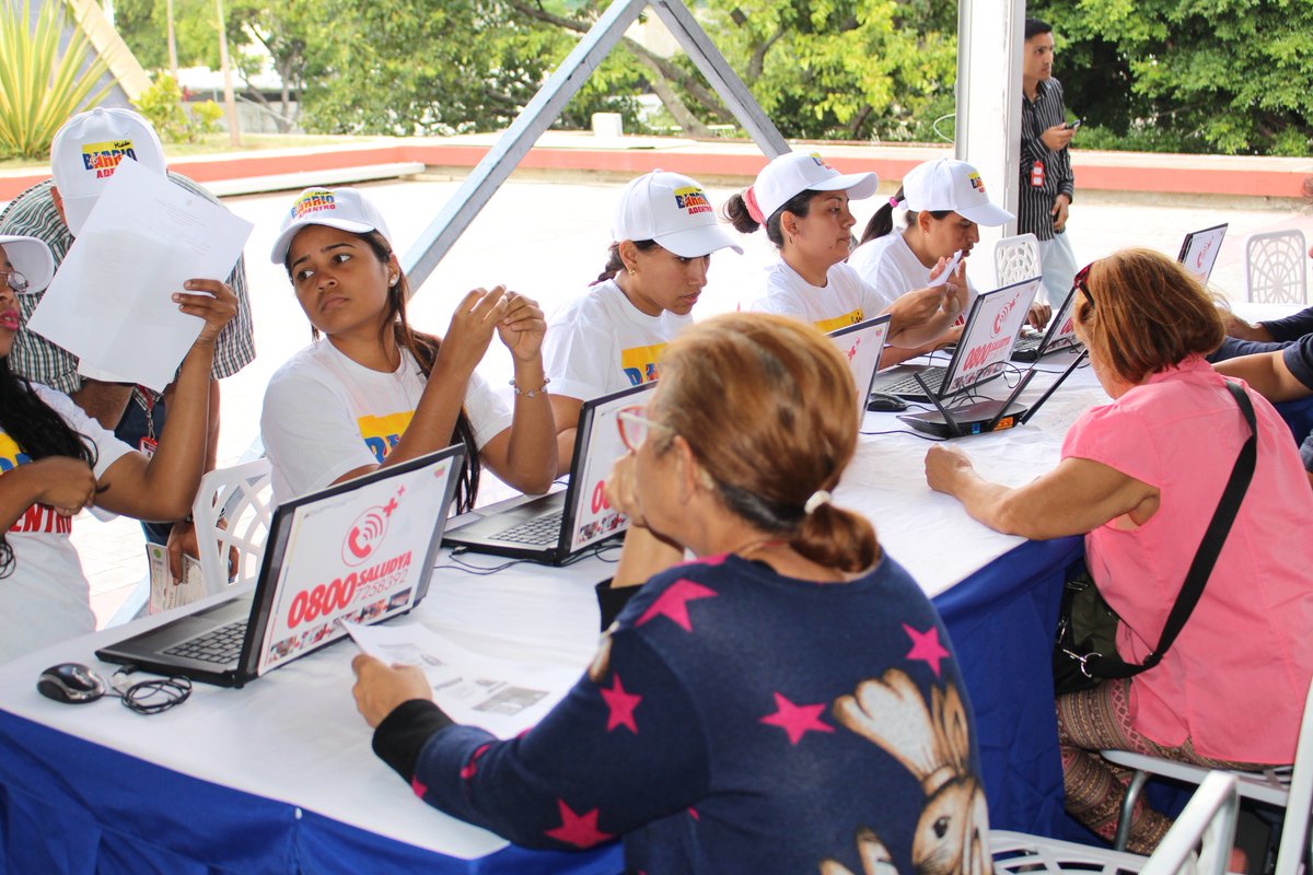 #Hoy Jornada médico asistencial en la Plaza Bicentenaria de Miraflores, para los trabajadores del <a href="/DPresidencia/">Despacho Presidencia</a>. Presente la @MisionDrJGH #IndígenasConMaduro