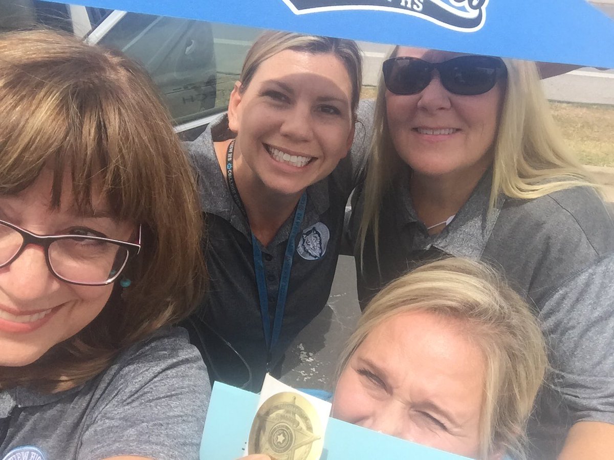 Reveille514's tweet photo. CVHS Group 2 staffers support our local law enforcement. #CVHSstaff2018 #CollegeViewHS3 https://t.co/YE7EjnEIID