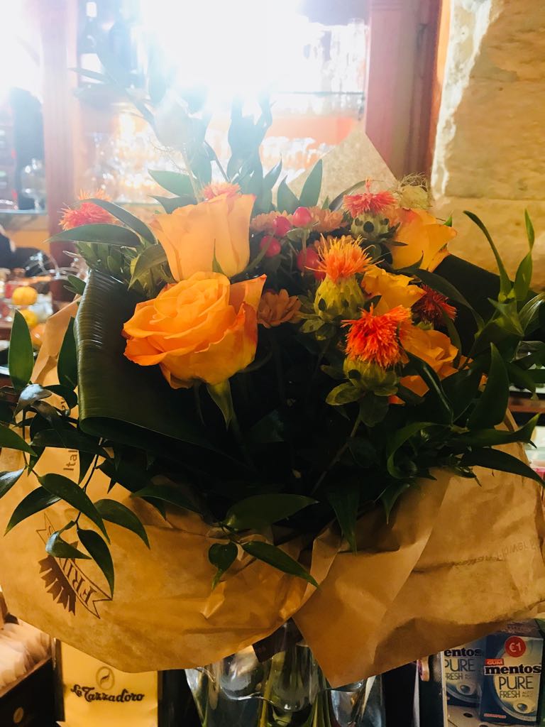 CaffedelDuca's tweet photo. I bellissimi colori dei fiori #fridascagliari di Piazza Costituzione. 
#fridascagliari #fridascagliari #fridasitalia #caffèdelduca #notticolorate2018 #cagliari # #nottearancione #fridas #fridascagliari #fiori #composizione #rose #arancioni #saldi #shopping #notte #musica https://t.co/7Qb4yh8Zhv