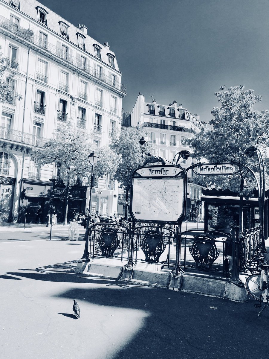 BlogCroqueuse's tweet photo. #Pparis en #aout ce sont  des milliers de voitures en moins, autant de râleurs qui ne polluent pas l’air ! Le calme. #iloveparis❤️ https://t.co/Y6nxw3GOJ3