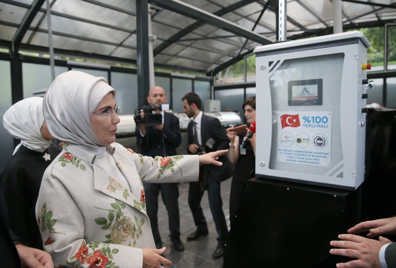 EmineErdogan's tweet photo. Türkiye Büyük Millet Meclisimizde uygulanmaya başlanan #sıfıratık çalışmalarını yerinde inceledik. Atıkların kaynağında ayrıştırılması ve geridönüşüm daha temiz bir çevre için çok önemli. https://t.co/pYa2hNMUlE