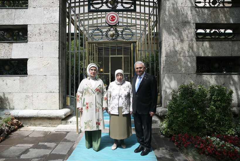 EmineErdogan's tweet photo. Türkiye Büyük Millet Meclisimizde uygulanmaya başlanan #sıfıratık çalışmalarını yerinde inceledik. Atıkların kaynağında ayrıştırılması ve geridönüşüm daha temiz bir çevre için çok önemli. https://t.co/pYa2hNMUlE