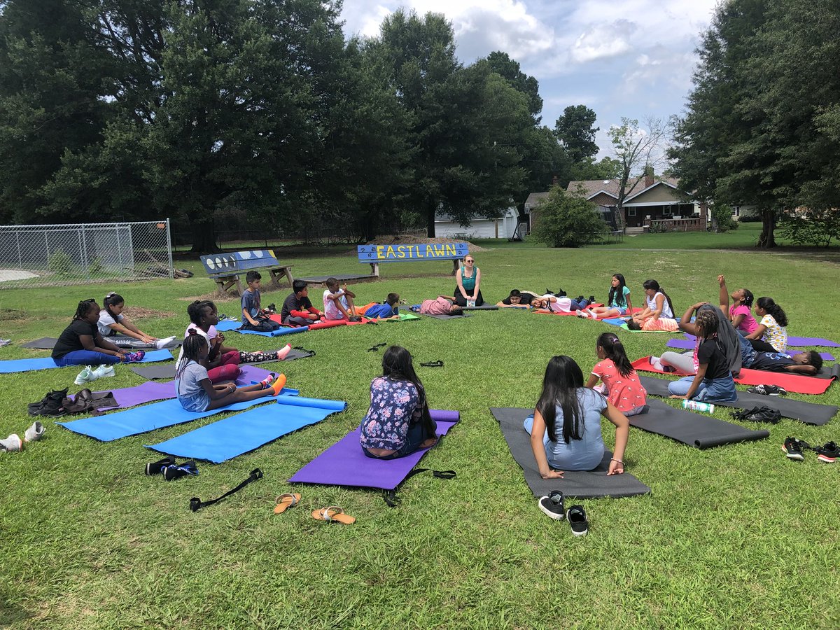 BledsolesClass's tweet photo. #Mindfulkids beside the garden @sewaddel #outdoorlearning https://t.co/4ZNgBpi3zI