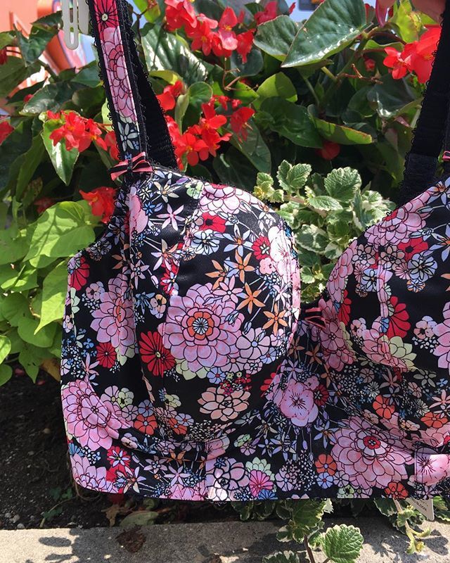 No more rain &amp; summer is still going strong! 🌞🌺♥️🌸
Enjoy this beautiful, retro-inspired floral #throwback bra by <a href="/freyalingerie/">Freya</a>... and if you happen to be a 30GG or 34GG, you’re in luck because we still have these sizes in stock! ☺️
.
.
.
#instalingerie #throwbackthursda…