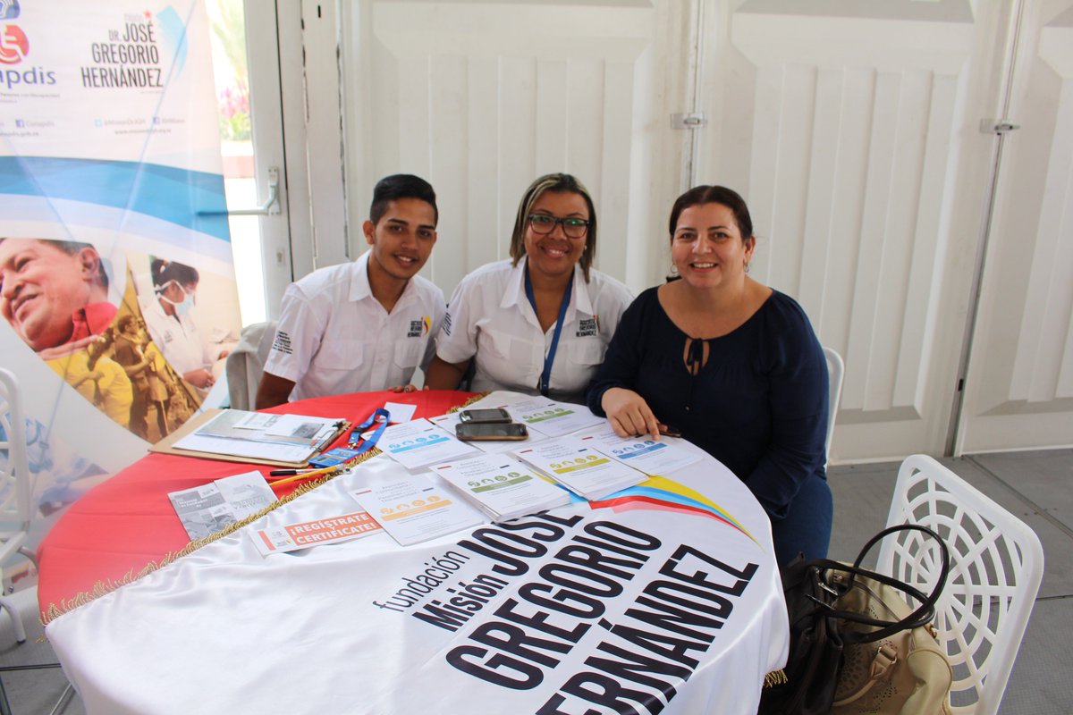 FMisionJGH's tweet photo. #Ahora @MisionDrJGH brinda atención a trabajadores de @DPresidencia en Jornada Médico Asistencial desde la plaza Bicentenaria de Miraflores. Presente Pdta. @sramirez_fp 

#IndígenasConMaduro https://t.co/9nJZW6r92b