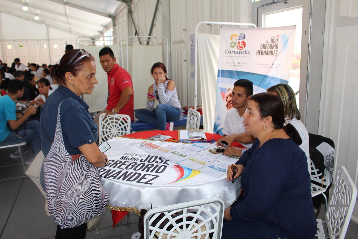 #Ahora @MisionDrJGH brinda atención a trabajadores de <a href="/DPresidencia/">Despacho Presidencia</a> en Jornada Médico Asistencial desde la plaza Bicentenaria de Miraflores. Presente Pdta. <a href="/sramirez_fp/">Soraida Ramirez</a> 

#IndígenasConMaduro