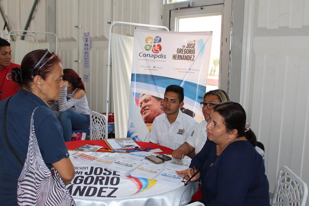 FMisionJGH's tweet photo. #Ahora @MisionDrJGH brinda atención a trabajadores de @DPresidencia en Jornada Médico Asistencial desde la plaza Bicentenaria de Miraflores. Presente Pdta. @sramirez_fp 

#IndígenasConMaduro https://t.co/9nJZW6r92b