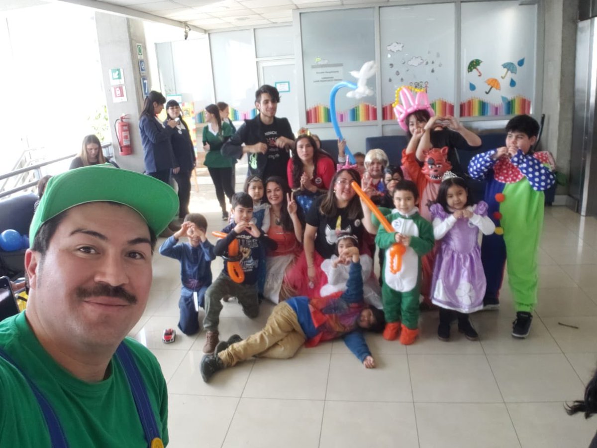Superrunnerst's tweet image. Muchísimas gracias a Sonrisas de Hospital que hoy una vez más participamos en la celebración del día del Niño en Hospital Clinica Universidad Catolica. Felices de aportar y entregar alegria a quienes lo necesiten. #SonrisasdeHospital #Alegria #TodoporEllos