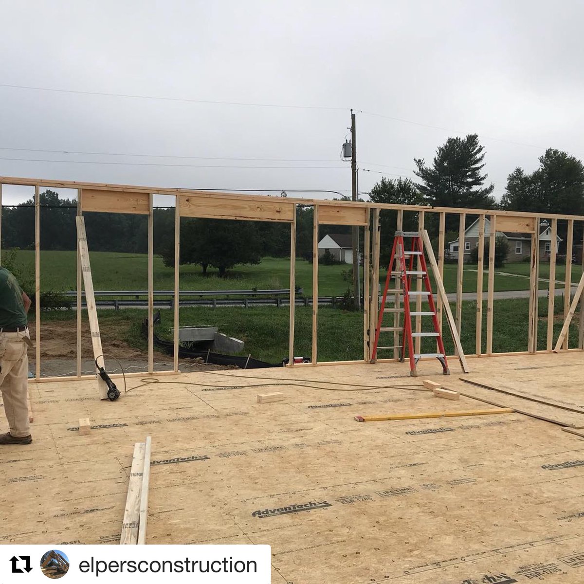 LvilleLadder's tweet photo. Celebrating the first wall. With @elpersconstruction 📷 Insta
・・・
“John” wall up!!!! Old builder we worked for always loved the first wall up so we named it after him. #framing #framerlife🏠🔨 #theguy #sencotools #louisvilleladders #advantech #keepcraftalive https://t.co/DDWAnAjeM2