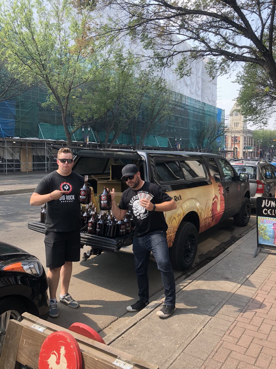 BigRockBrewery's tweet photo. Guess what #yeg? We’re here with a truck load of FREE GROWLERS for you! Come find us on Whyte Ave across from @BlackDogOnWhyte! #yegbeer #randomactsofbigrock https://t.co/v8hcdYYwKS
