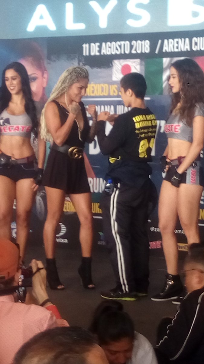 estoenlinea's tweet photo. #ESTOesBox
El frente a frente entre la campeona gallo @WBCBoxing @maryjuarezcute y su rival japonesa Terumi Nuki previo a su duelo de este sábado en la @ArenaCdMexico
Vía @omendez19
https://t.co/5xEp7DLh5L