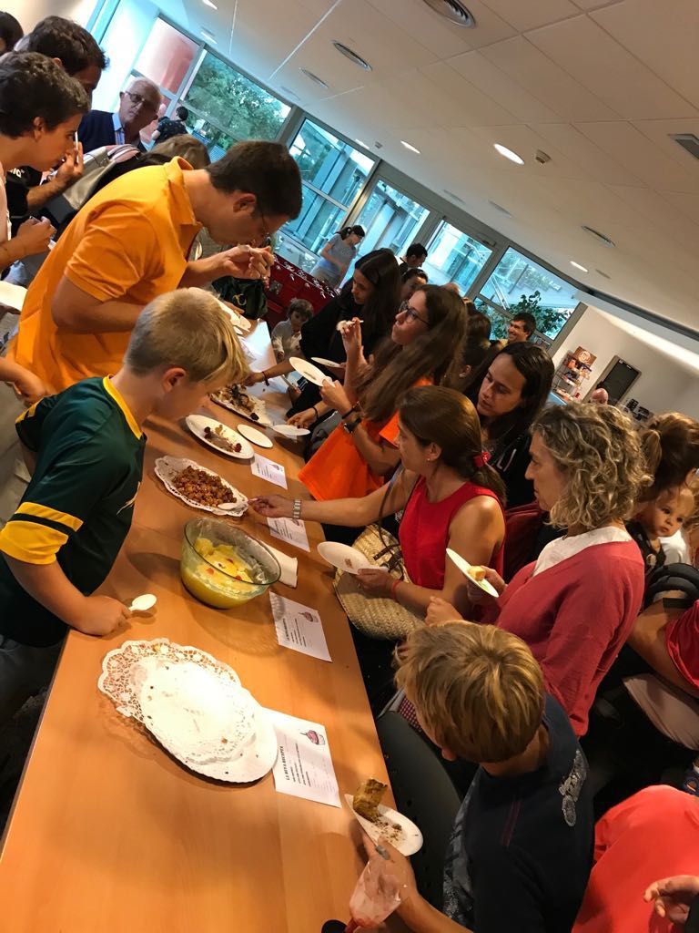 AjuntamentSeva's tweet photo. 📸 Aquesta tarda ha tingut lloc el tradicional concurs de postres i la demostració d’elaboració de postres a càrrec del Xocolater de Taradell. Quina bona pinta! 👌 #FMSeva18
👉 La @FestaMajorSeva, al detall: https://t.co/kKP4PLodlK https://t.co/lHwExkzT0U