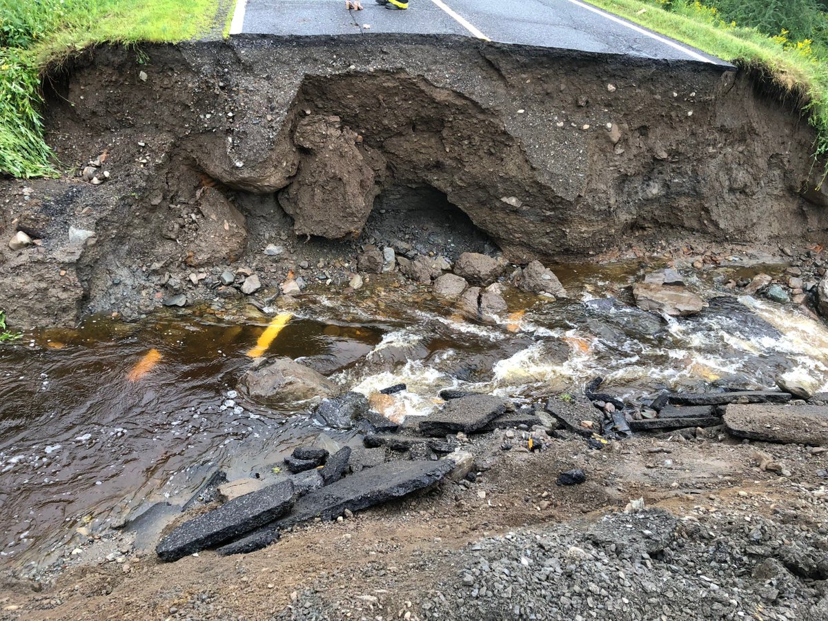 VLBTBL's tweet image. Le Service des travaux publics en est actuellement à remplacer le ponceau emporté par la crue des eaux. La Ville fait tout en son pouvoir pour redonner accès le plus rapidement possible au chemin Fulford. Ce dernier devrait en principe être ouvert au plus tard demain vendredi.