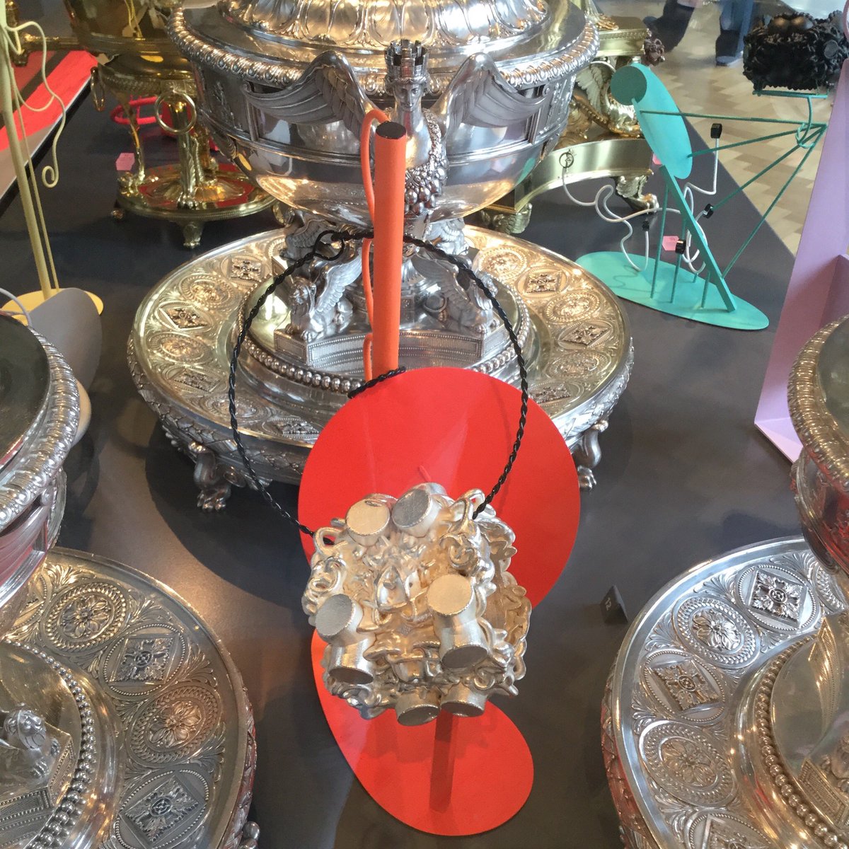 RColleyArtist's tweet photo. #VisualFeast by the brilliant #SilviaWeidenbach is the result of her residency #VandA exploring the amazingly delectable #GilbertCollection which her beautiful jewellery creations were displayed alongside on a series of eye-popping sculptural jewellery mounts by #KatrinHanusch 🤩 https://t.co/9ui9L1Cfub