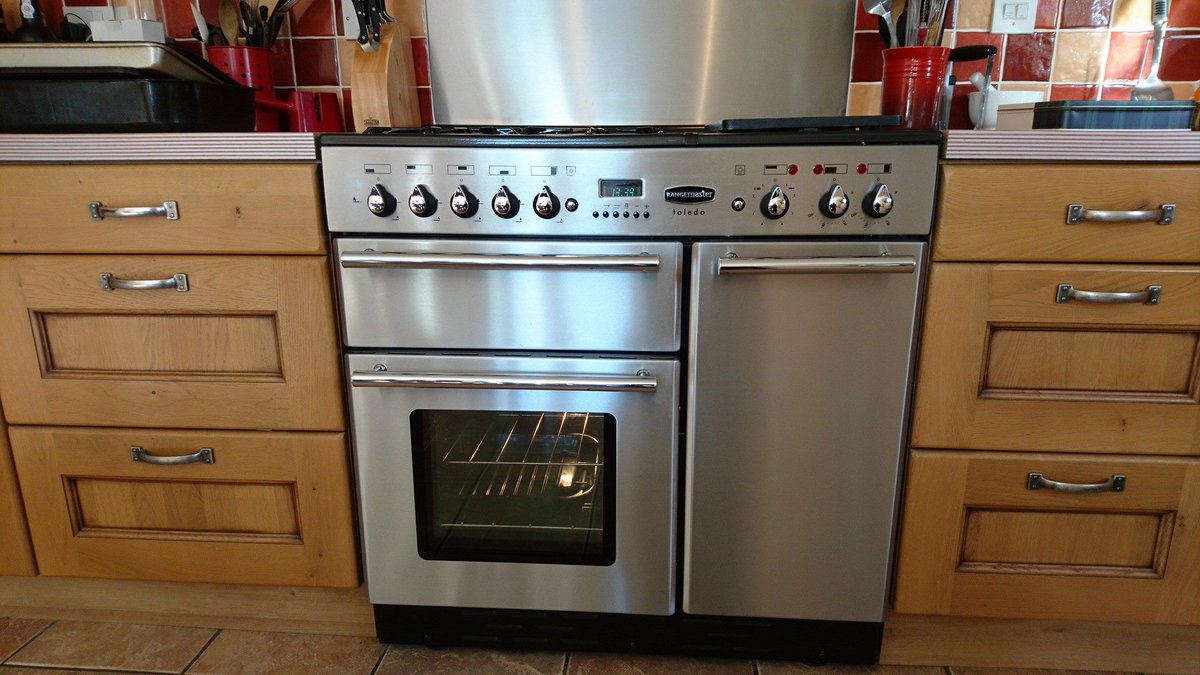 coxovencleaning's tweet photo. Does your oven need cleaning? It is not an easy or pleasant task, so why not let a professional oven cleaner do it for you? Why not give me a call on 07469 975826 for a no-obligation quote. https://t.co/QBASTmf95x