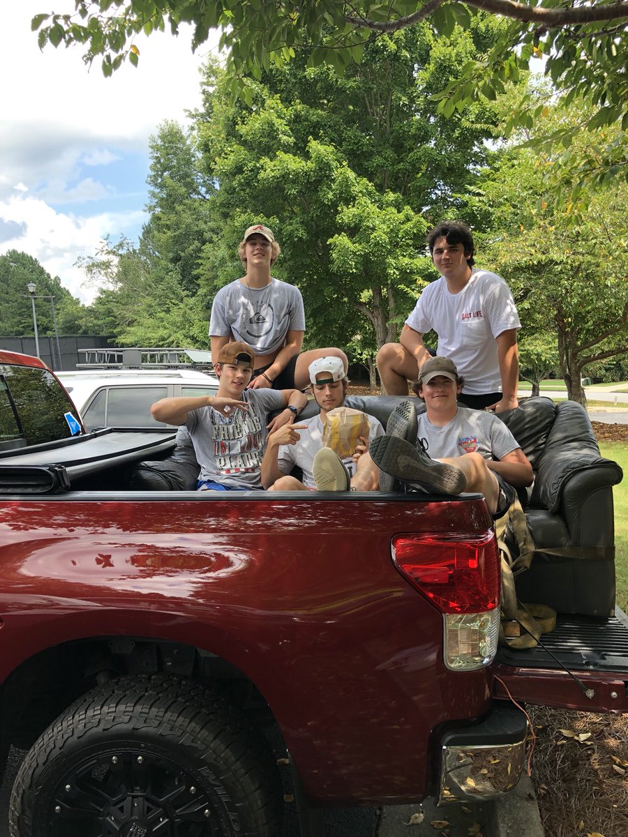 sofonation18's tweet image. Post up on a Thursday. Come out to the tailgate to see our new couch and $1 hotdogs #BeatSequoGAY