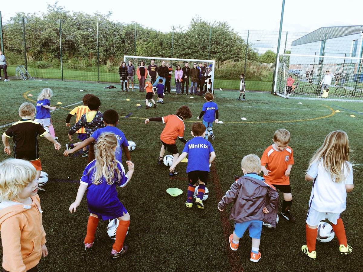MiniKix_LPJFC's tweet photo. MINI KIX TRAINING IS ON THROUGHOUT THE SUMMER if your looking to burn your little ones energy out!☀️☀️ 5-6pm at Longford Park school on Fridays! Ages 3-7 @StretfordM32 @ICNStretford @longfordparkjfc https://t.co/P9ABNgJfO8