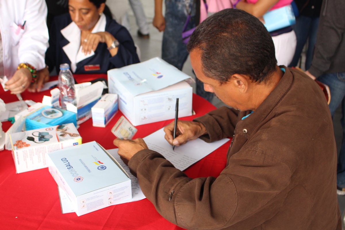 FMisionJGH's tweet photo. Chequeos médicos, @SalaSaludYa, Oftalmología, vacunación, entrega de medicamentos y más en la Jornada Médico Asistencial dirigida a los trabajadores del @DPresidencia 
@sramirez_fp @MPPSalud @gladysrequena https://t.co/4nAaVhIz2Z