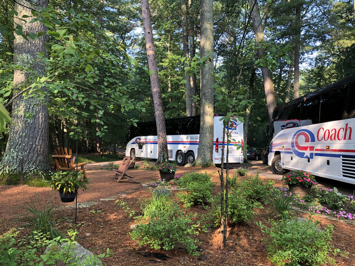 ChippewaSari's tweet photo. The buses are just under 30 minutes away from Northbrook Court!  #TheRanch2018 https://t.co/3mQXNupitn