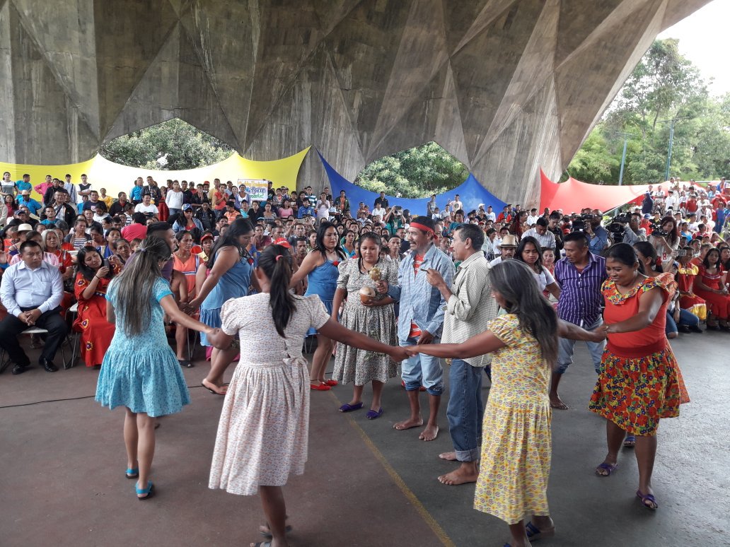 MINPIOFICIAL's tweet photo. AHORA Inicia Encuentro Nacional de los Pueblos Indígenas de Venezuela en el parque Alí Primera #IndigenasConMaduro @AlohaNueez @rmenendezp @psuvaristobulo https://t.co/DsXBA6i8AD