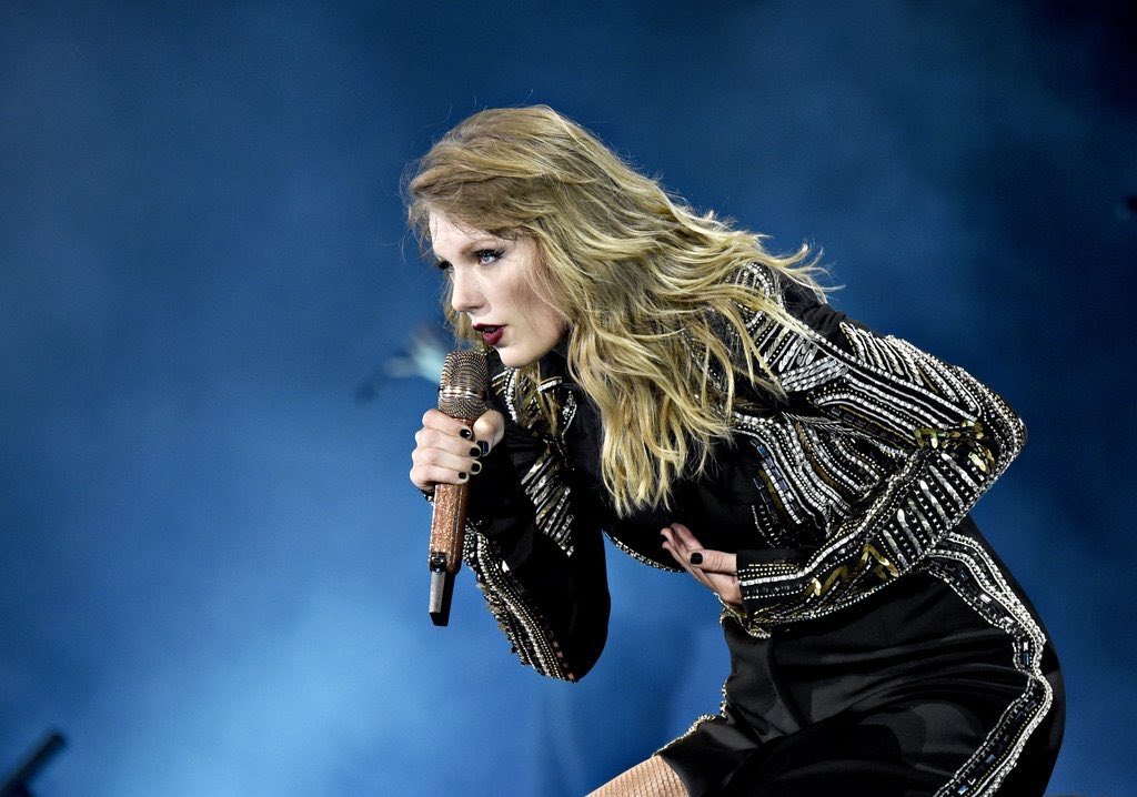 RepATLProject's tweet image. one day until we see taylor swift live in atlanta :) i hope everyone has their outfits/signs/transportation ready and that we all make it there and back safely. we’re gonna have the time of our lives tomorrow! i love you all 🖤✨

and WE LOVE YOU TAYLOR @taylorswift13 !!!!