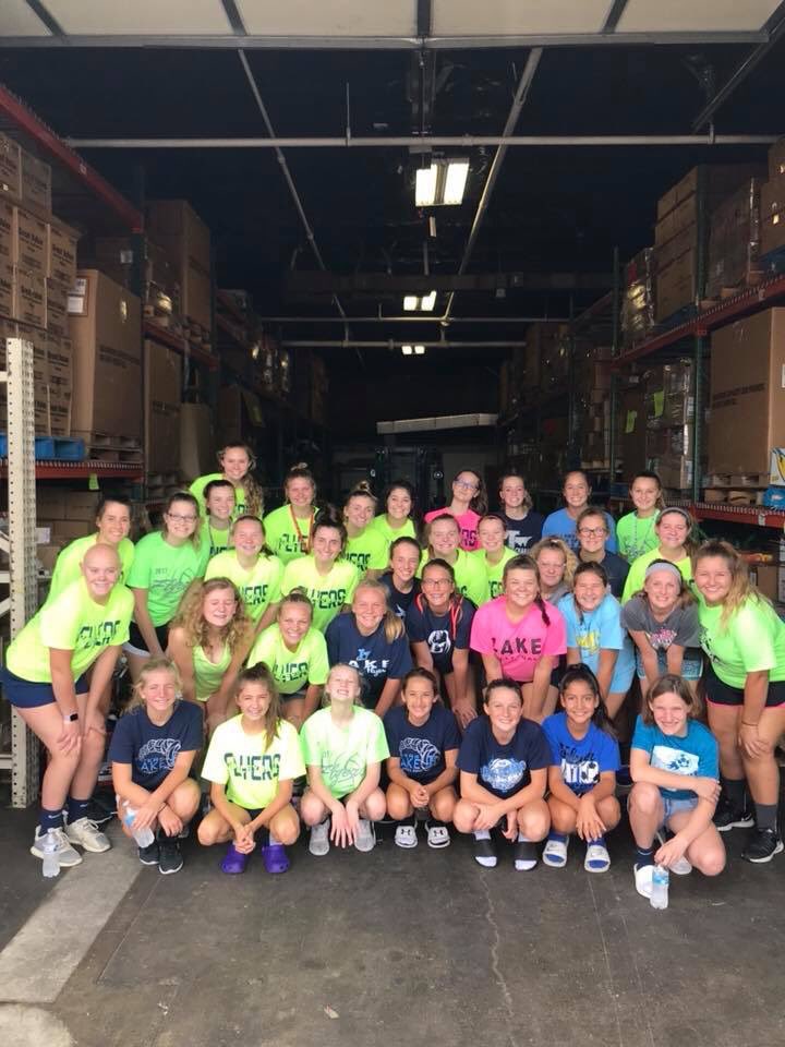 FlyerFlightCrew's tweet image. It’s a wonderful thing when we get outside the walls of our building and serve our community.  Our Flyer Volleyball program 7-12th grades served at Empuzzlement this morning.  Way to go Flyers!  #flyerpride #projectchange #bettertogether ✈️🏐💙