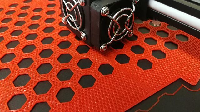 creativeeng's tweet image. Fast honeycomb infill in a honeycomb-shaped part. I find this irrationally satisfying. #3dprinting #printception ift.tt/2KGzcjx