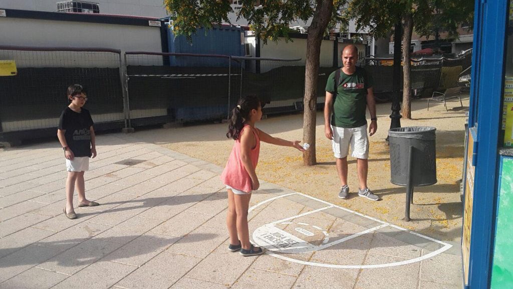 flipped_primary's tweet image. Y si hacemos lo mismo en nuestros patios para que se tiren los papeles siempre a las papeleras⁉️ @innoducation @carmeniglesiasb @aaronasenciofer @tonibernabeu123 @MaestroMallo 

Pintemos juegos de una forma original para crear hábitos de una forma lúdica #makeitdifferent