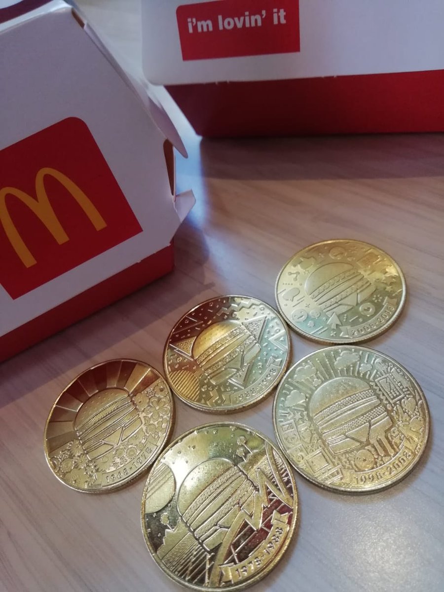 McElSalvador's tweet image. ¿Coleccionarlas o cambiarlas por otro Big Mac? 🤔

¿Que harán banda? 💲🍔

#BigMac50