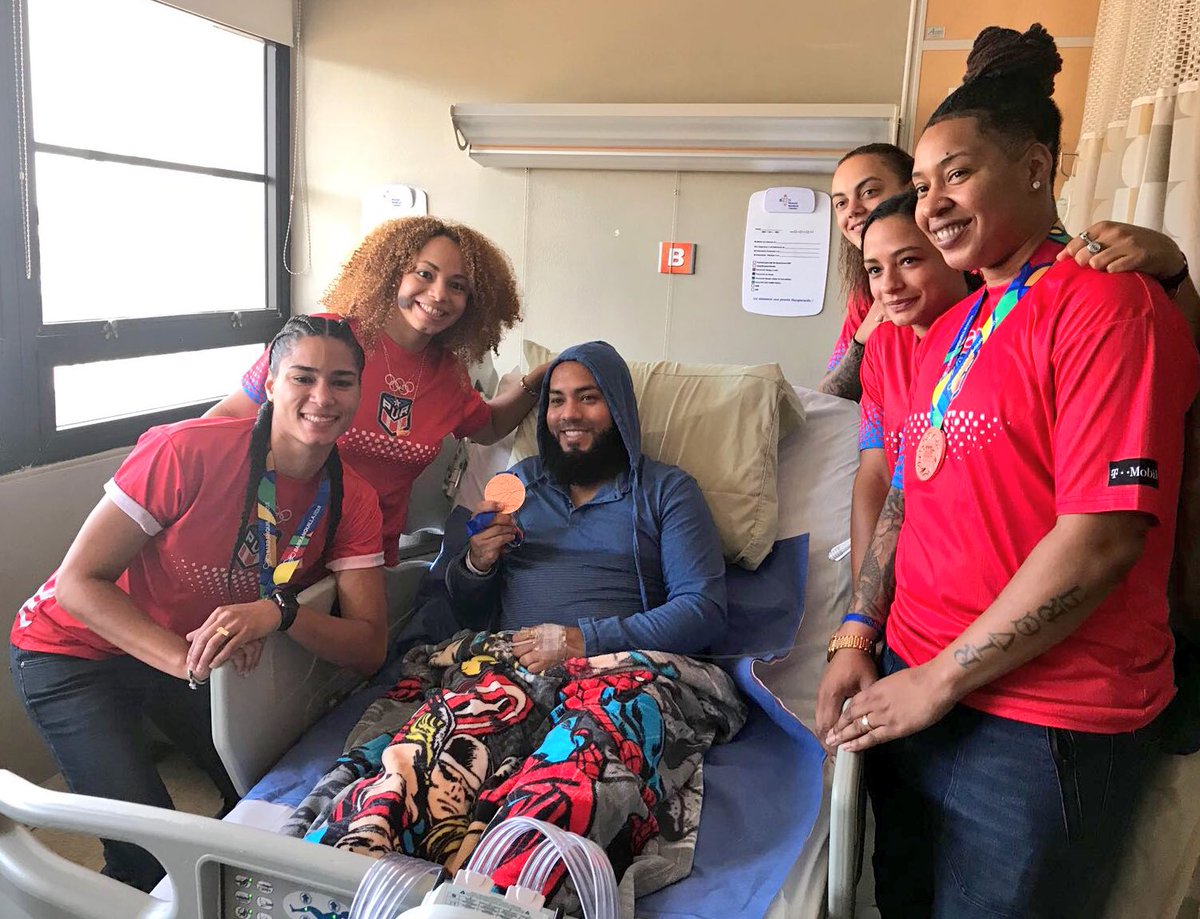 Integrantes de la #SelecciónPUR femenina fueron invitadas hoy al Manatí Medical Center para visitar pacientes y firmar autógrafos. 

<a href="/MunicipioManati/">Municipio de Manatí</a> será la sede del Centrobasket Femenino que se jugará del 20-24 de agosto. ¡Contamos con su apoyo! 

🎟 <a href="/PRtickets/">PRticket.com</a> 

#FBPURCares