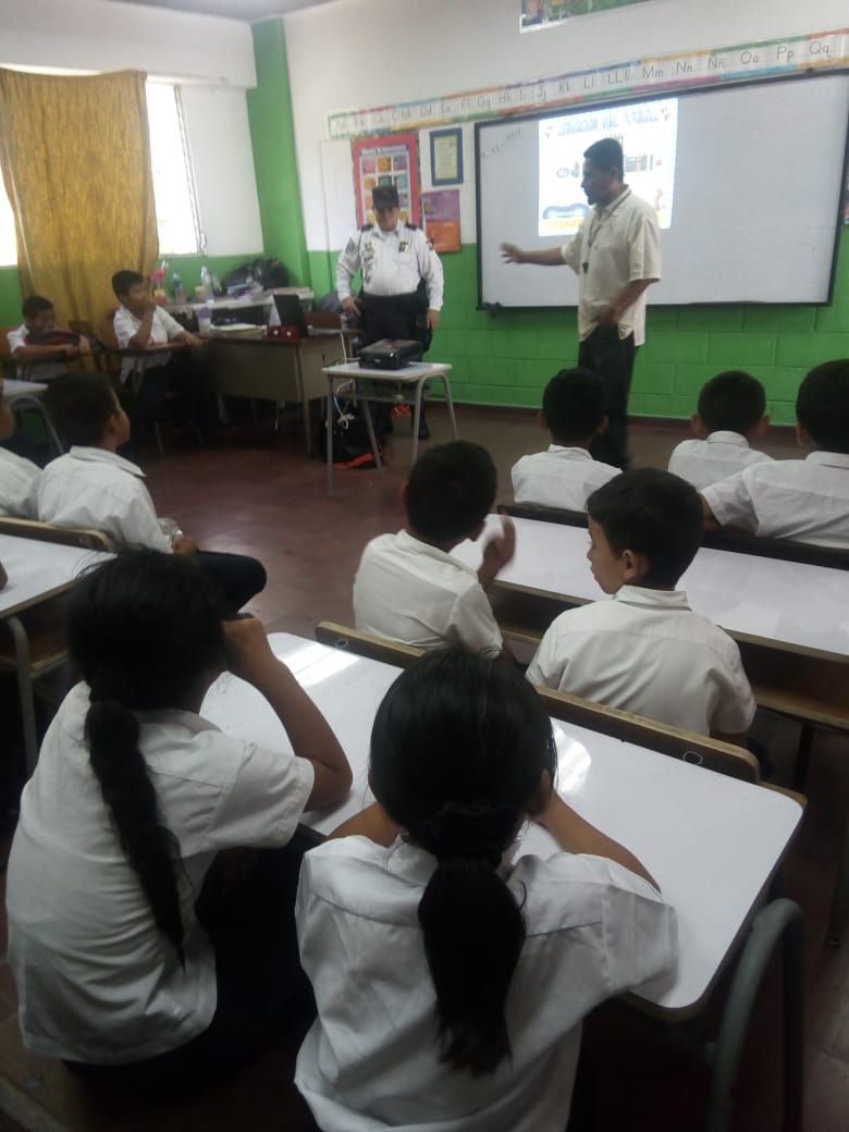 PNCSV's tweet photo. Estudiantes del centro escolar de la colonia 10 de Octubre, recibieron una charla sobre #EducaciónVial, por parte de la Sección de Tránsito de la Delegación #SSSur #PrevenciónSV https://t.co/jMlwvVGcMO