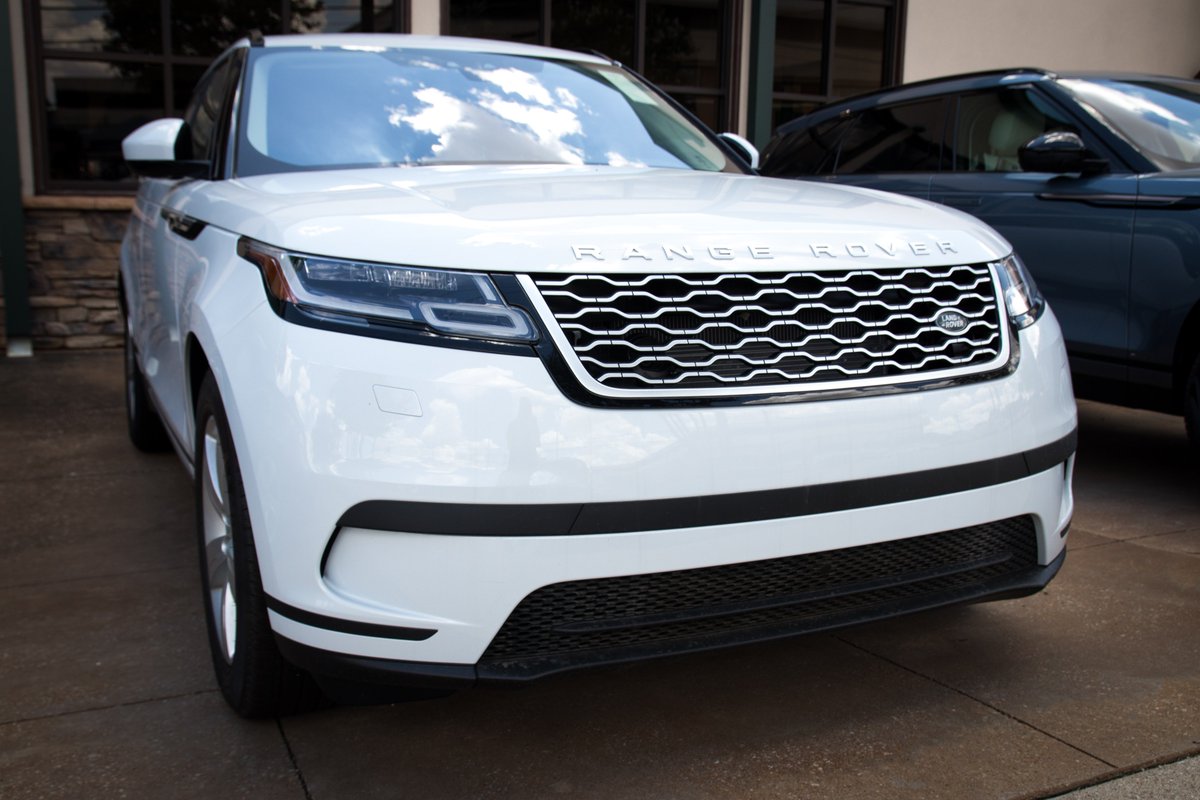 AutobahnRover's tweet image. Supreme on the inside, sleek on the outside... #FujiWhite paint job. #LandRoverDiscoveryHSE.