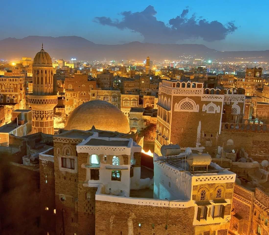 صـنعاءُ ذاكِـرَتي.. وكـتابُ طُـفولتي
صـنـعـاءُ إنـجـيـلي أنـــا، وزبــوري
أسـتـنشقُ الأمـجـادَ فــي أسـواقِها
وبــهــا أســيـرُ كـقـائـدٍ أُسْــطـوري
صـنـعاءُ مَـمْـلَكَتي الـتي أزهـو بـها
فـاْعْذُرْ -فـديتُكَ- يا زمانُ غُرُوري!