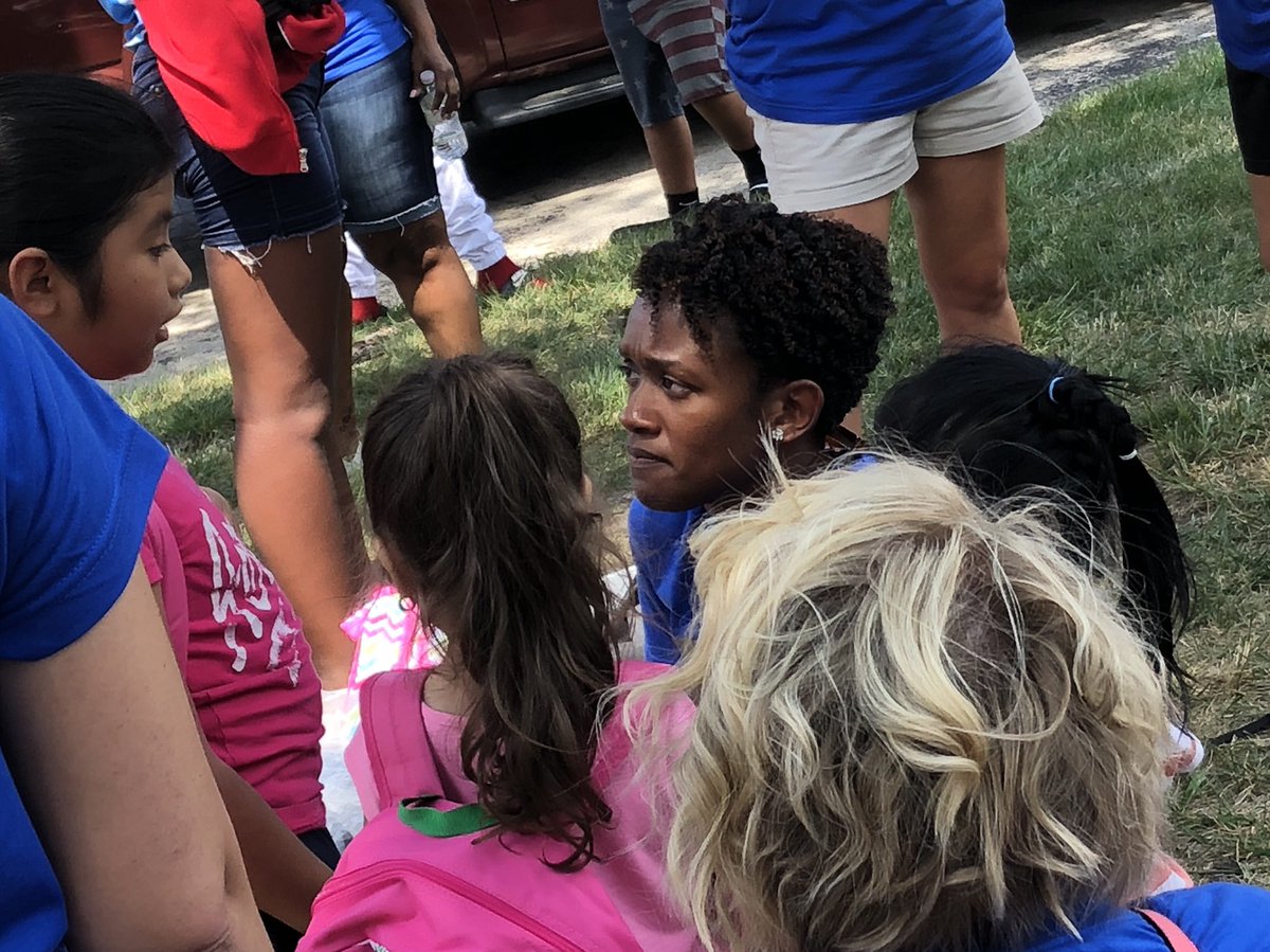 When your principal stops by your neighborhood to visit and bring you a backpack &amp; new book! #priceless <a href="/LWNKCSD/">Linden West NKC</a> @LWPawPride #LWpawpride