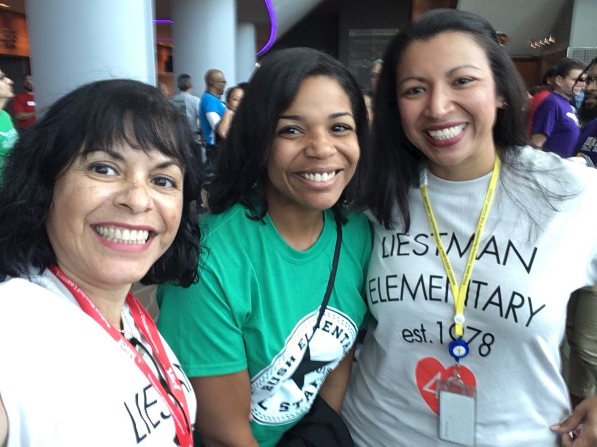 MsMendoza6's tweet photo. @AliefISD @LiestmanES #AliefConvocation #whatteachersdo  #AliefProud @evbyars94  @Erhernan4 https://t.co/aCl9wSMIDV
