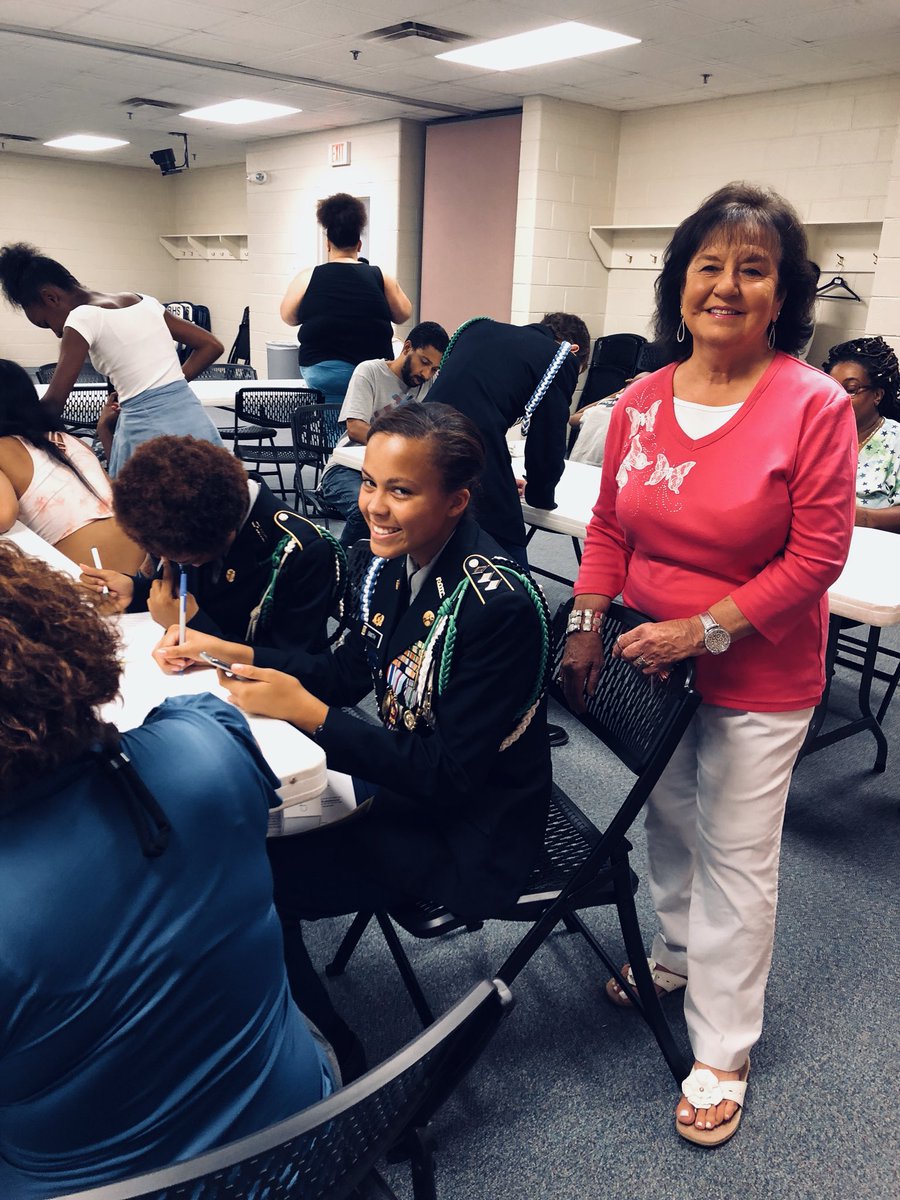 tabiffy's tweet photo. @BHSBulldogsbcps Open House 2018-2019 turnout has been a steady stream of parents and students taking first steps to begin the new year. #bhsstudents #BrunswickStrong #BCPS https://t.co/9eCTIuaZA5