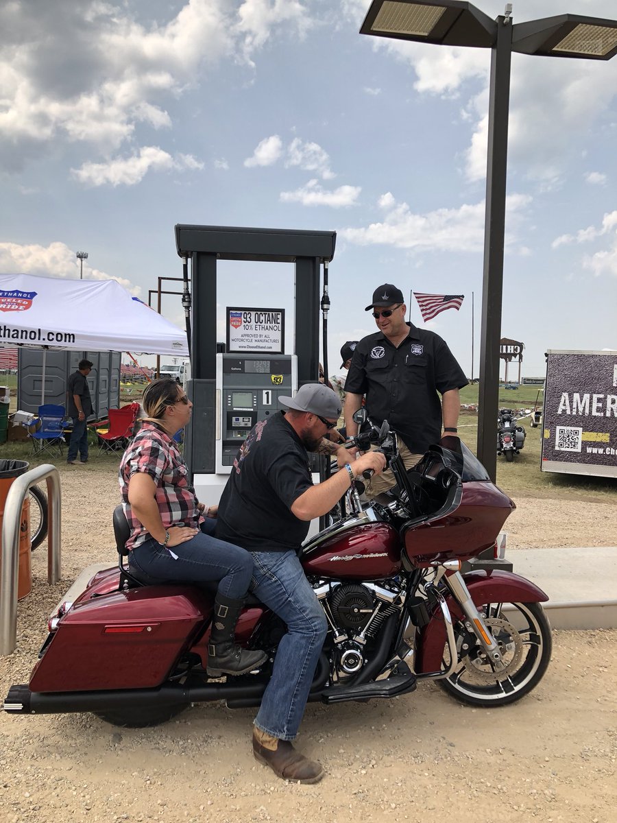 fuelinggood's tweet image. RFA Board Member Chuck Woodside of KAAPA Ethanol is serving up free fuel at @TheChip! #ethanol #fuelyourknowledge